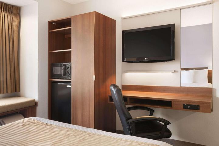 1 Queen Bed (14 of 14)