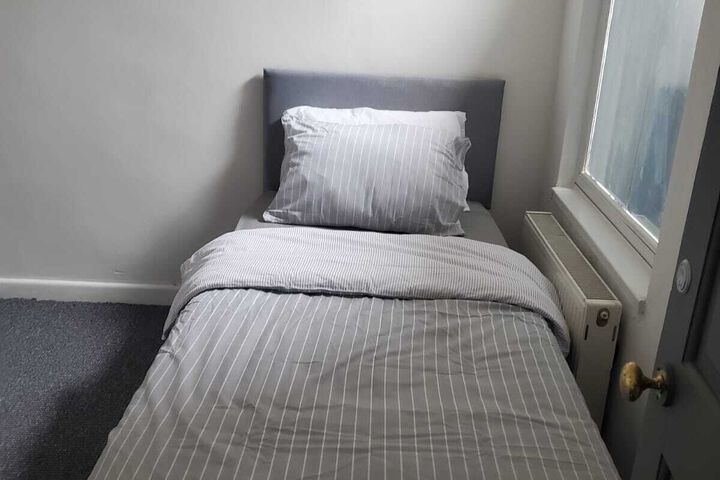 Room 5 of 9