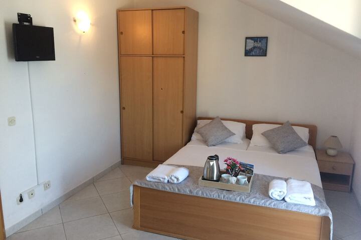 Room 8 of 65