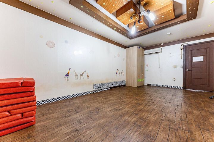 Room 8 of 27