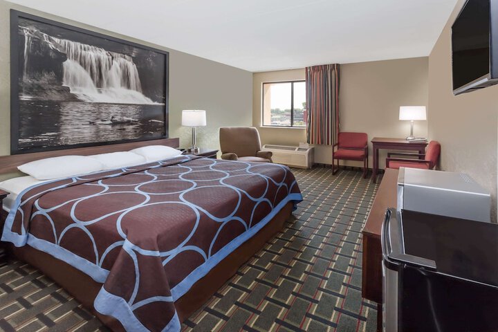 1 King Bed (3 of 6)