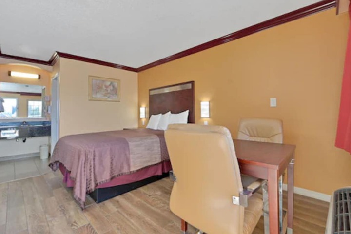 1 Queen Bed (2 of 11)