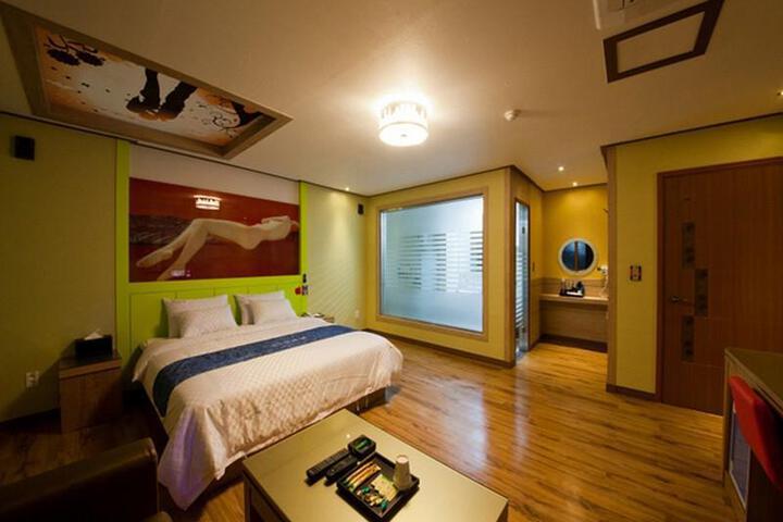 Room 3 of 6