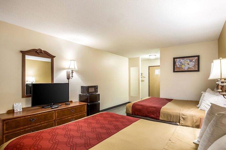 2 Queen Beds (2 of 7)