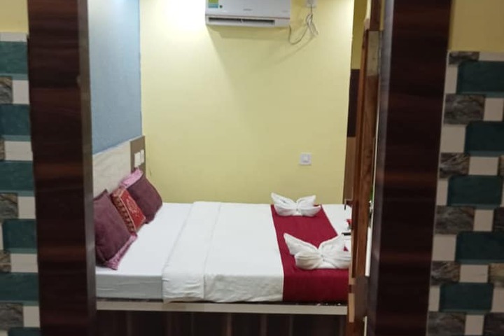 Room 10 of 28