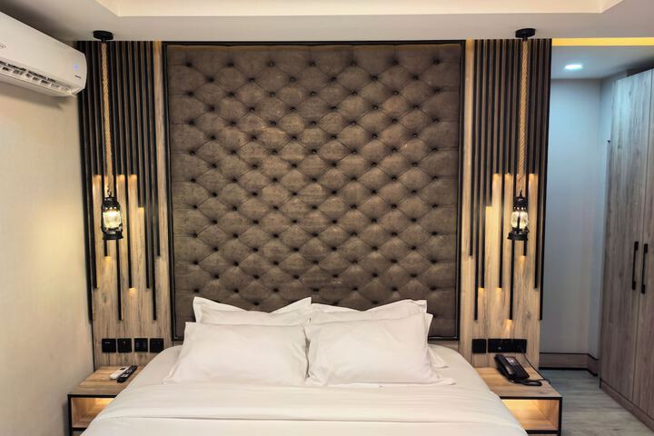 Room 7 of 25