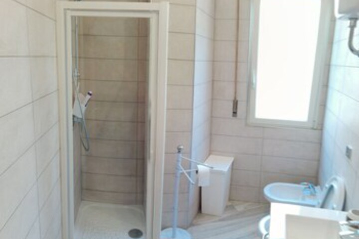 Room 4 of 16