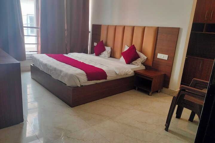Room 6 of 9