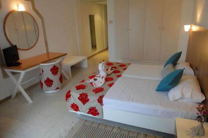 Room 5 of 32