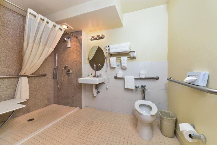 Quadruple with Double Bed (5 of 12)