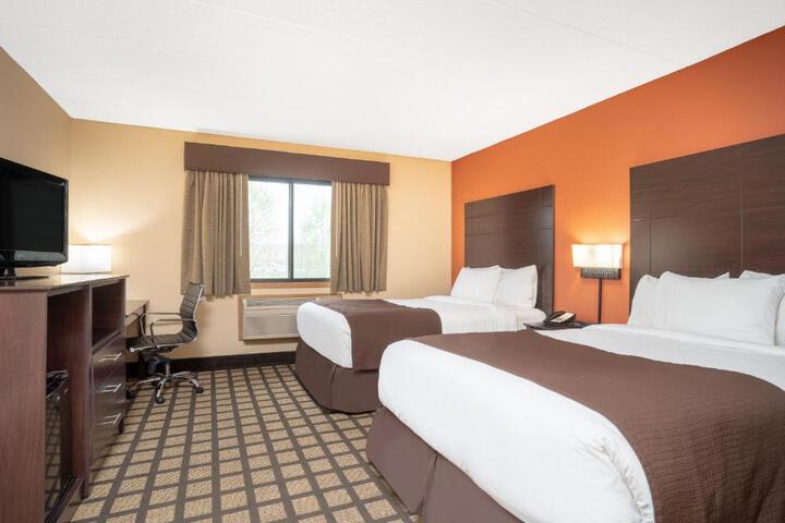 2 Queen Beds (7 of 10)
