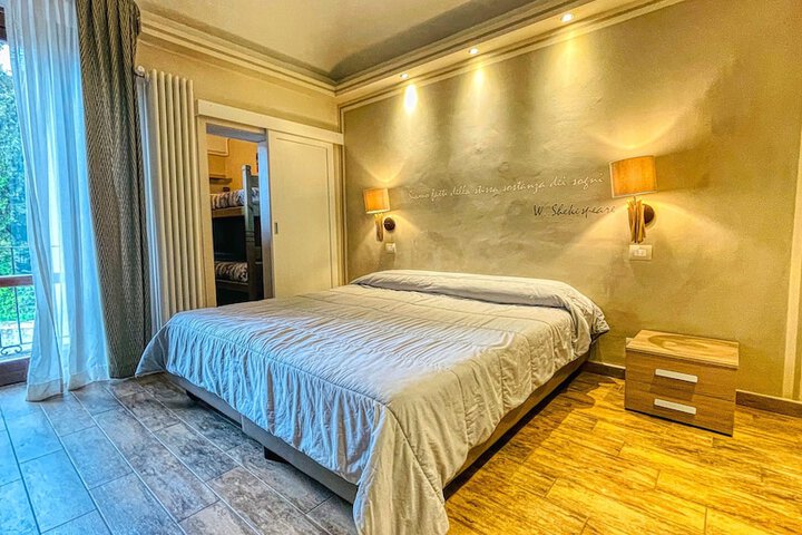 Room 27 of 132
