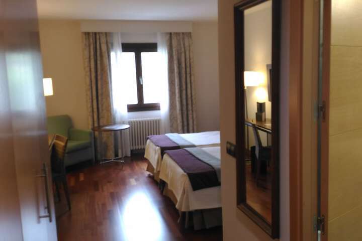 Room 9 of 37