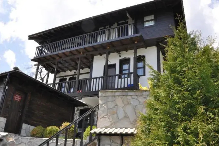 Zlatinovi Houses