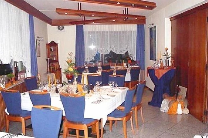 Dining 2 of 6