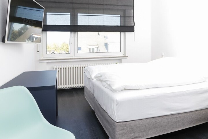 Room 8 of 16