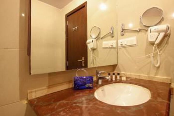 Room 4 of 18