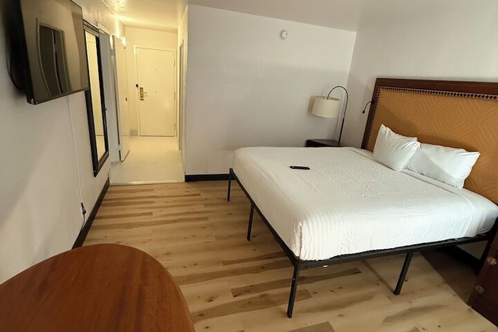Room 4 of 9