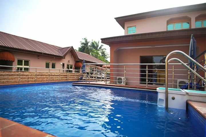 Pool 10 of 21