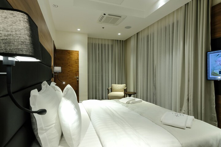 Room 4 of 103