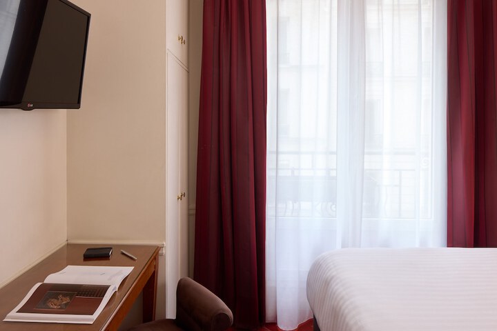 Room 9 of 34
