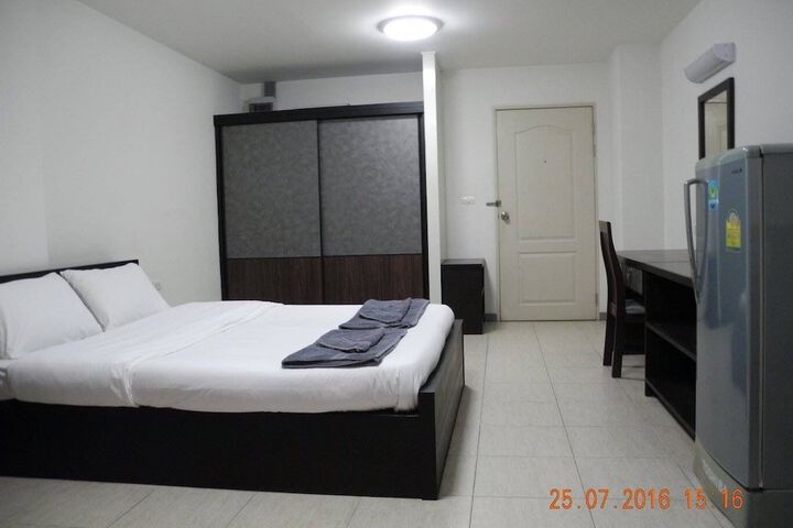 Room 4 of 18