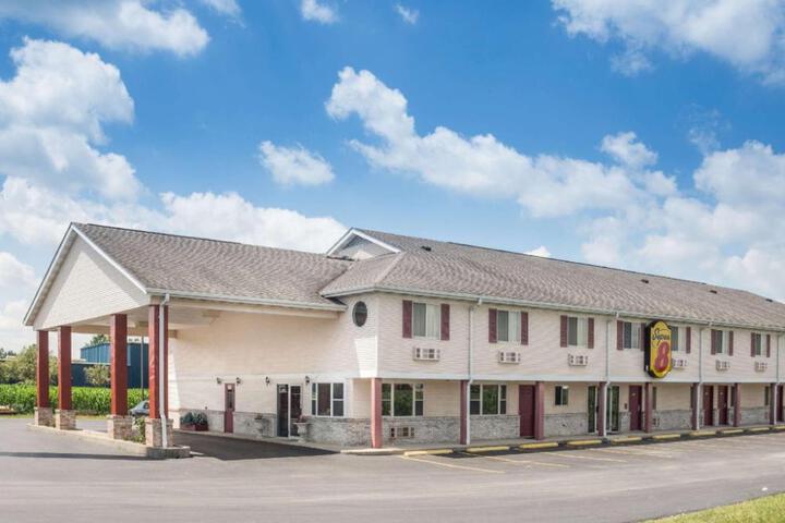 Exterior of Super 8 by Wyndham Wapakoneta