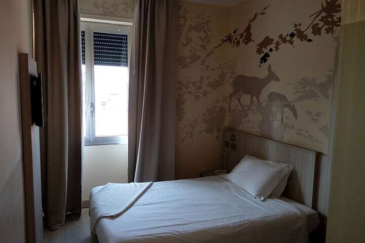 Room 16 of 36