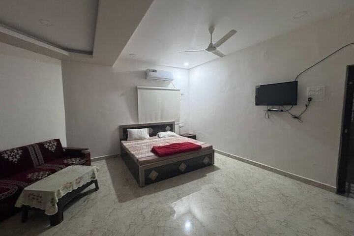 Room 4 of 6