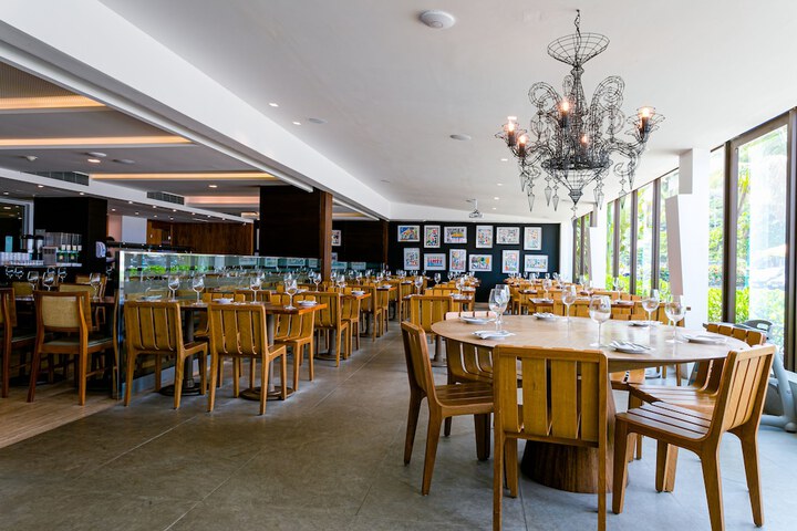 Dining 36 of 61