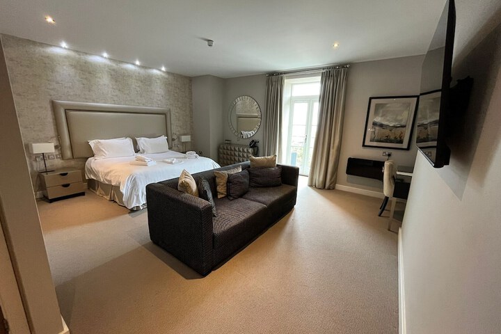 Room 5 of 38