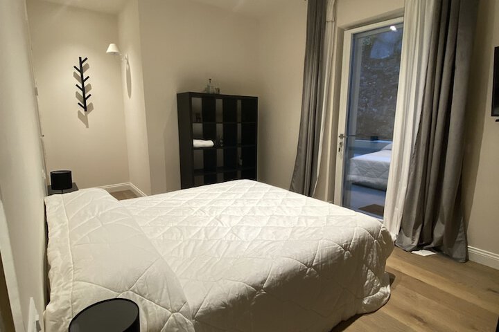 Room 2 of 93