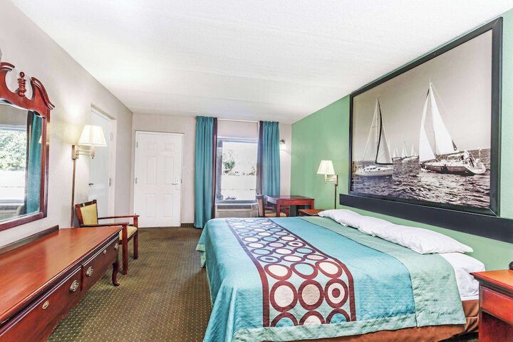 Room 7 of 12