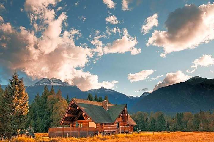 Exterior of Revelstoke House Luxury Log House at Base of Resort