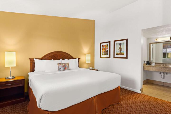 Suite 1 King Bed High Speed Internet Accessible Sofa Bed Refrigerator, Coffee Maker Full Breakfast (9 of 24)