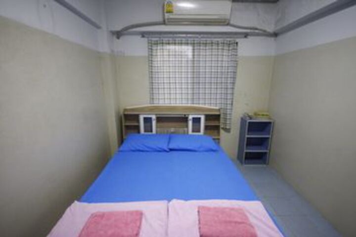 Room 32 of 47