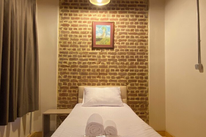 Room 18 of 48