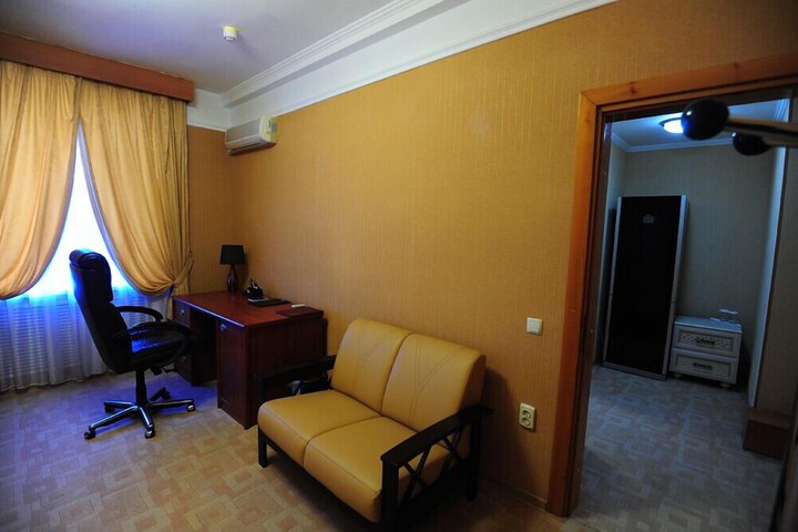 Room 10 of 28