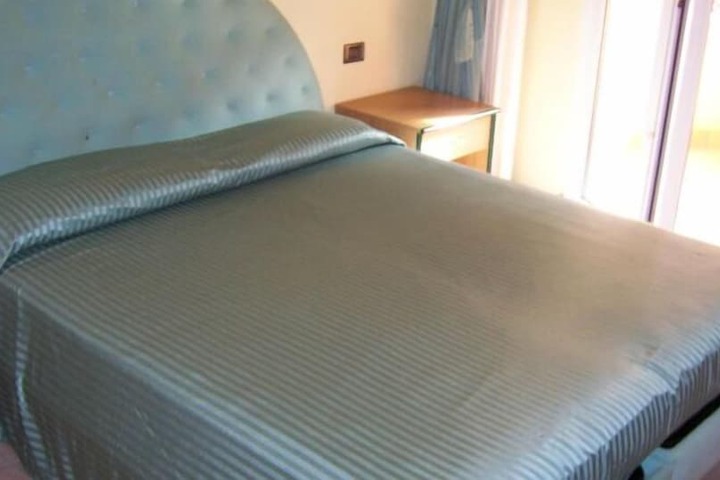 Room 7 of 33