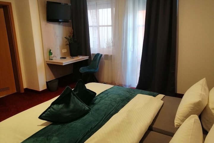 Room 4 of 33