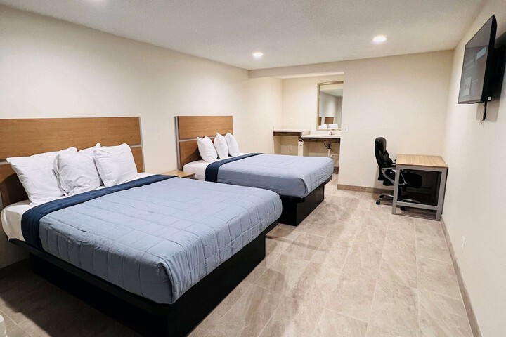 1 Queen Bed (1 of 17)
