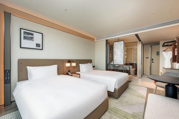 Room 32 of 83