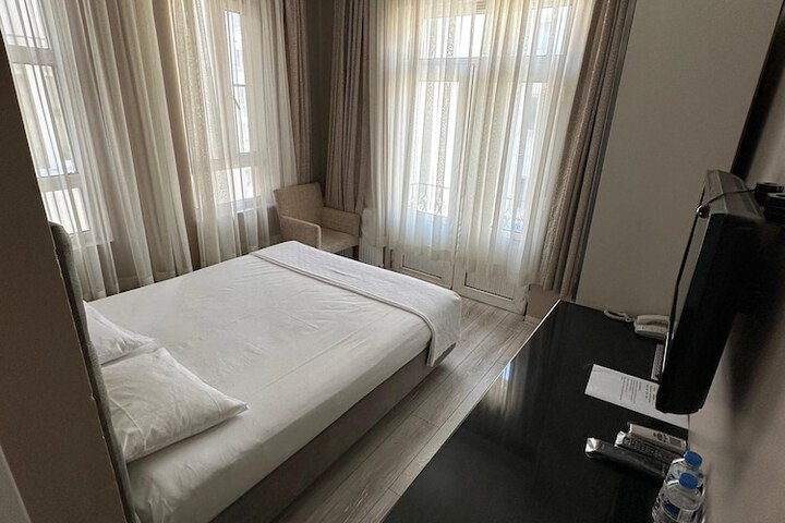 Room 2 of 77