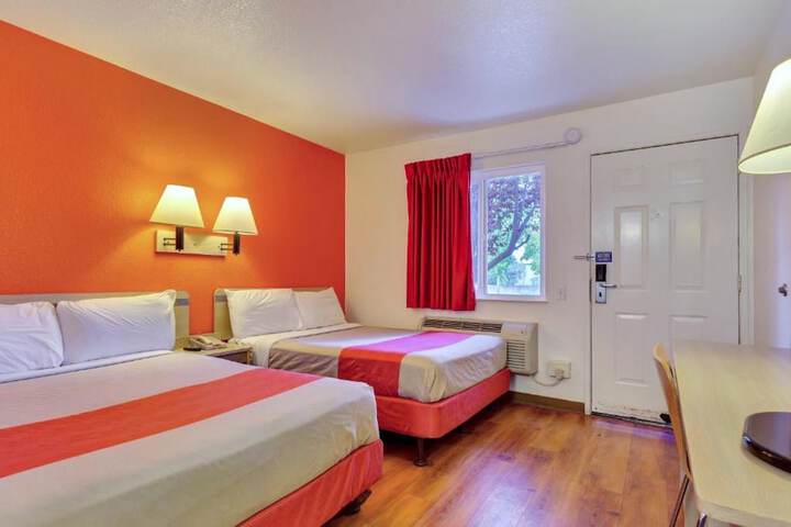 1 Queen Bed (4 of 19)