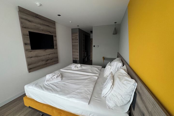 Room 9 of 27