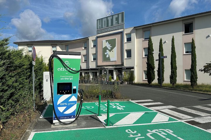 Electric vehicle charging station