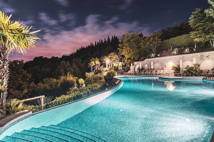 Hotel with Pool
