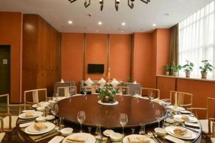 Dining 24 of 28