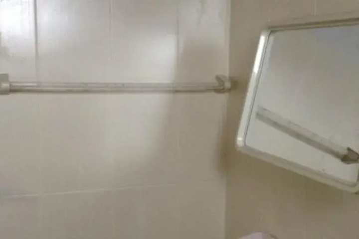 Room 5 of 8