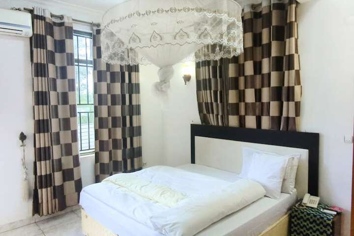 Room 5 of 9